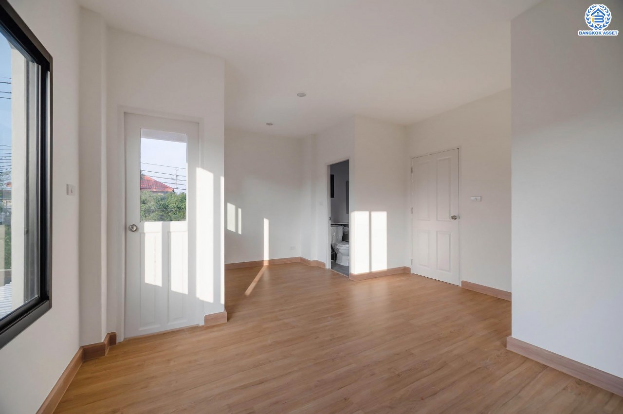 บ้านเดี่ยวมือสอง โครงการ ศศิธร บางบอน3 รองรับทุกความสุข เนื้อที่ 53.7 ตร.ว. ฟังก์ชัน 3 ห้องนอน 2 ห้องน้ำ 1 ห้องอเนกประสงค์ จอดรถได้ 2 คัน บนทำเลใกล้รถไฟฟ้าสายสีน้ำเงิน "สถานีหลักสอง" และจุดขึ้นทางด่วน "พระราม2" และ The Mall บางแค...